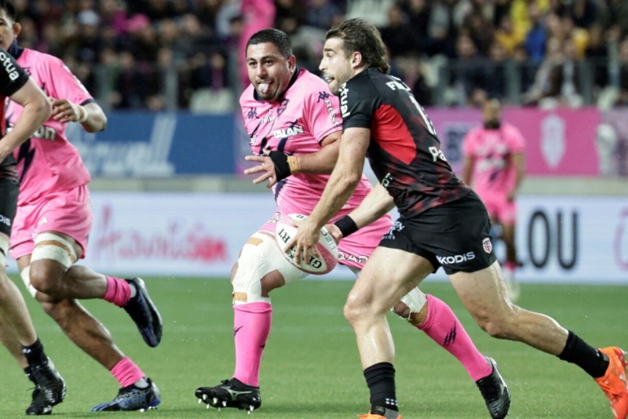Juan Cruz Mallia (R) scored 17 points in Toulouse's 27-20 win over Stade Francais in Paris