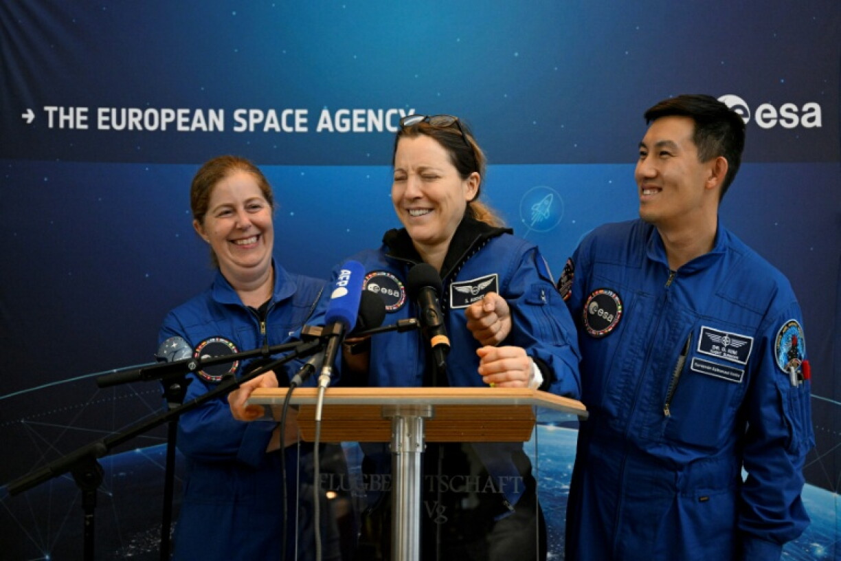 L'astronaute française Sophie Adenot (C) s'exprime à son arrivée à l'aéroport de Cologne, le 10 octobre 2026