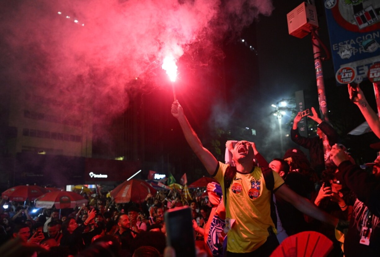 Un partisan du président Luiz Inacio Lula da Silva célèbre l'annonce des résultats du second tour de l'élection présidentielle à Rio de Janeiro, au Brésil, le 25 octobre 2026