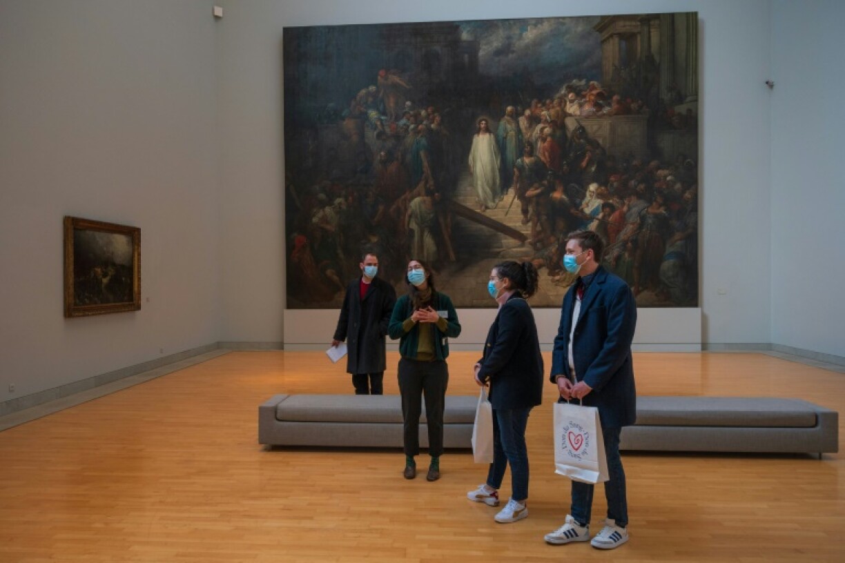 Des personnes visitent le Musée d'art morderne et contemporain de Strasbourg (MAMCS) après avoir donné leur sang, le 12 avril 2021