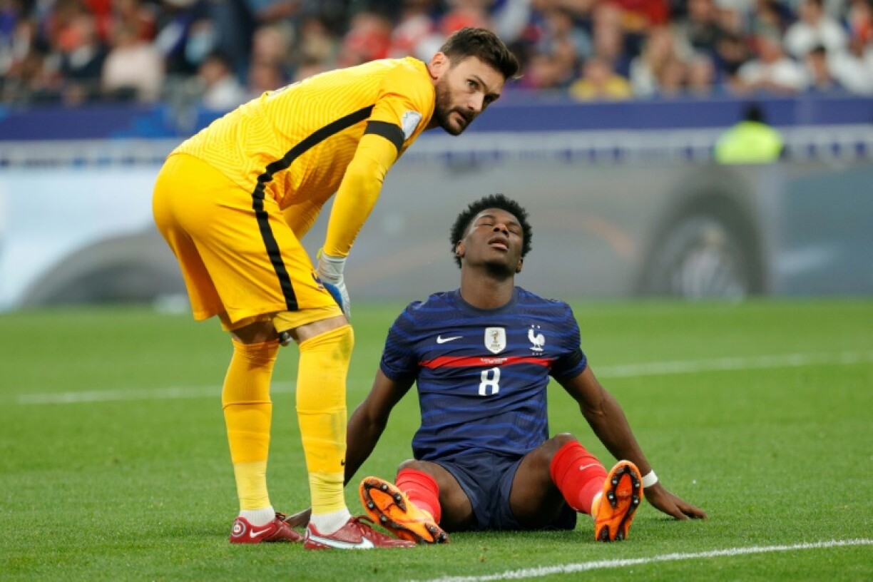 Aurélien Tchouaméni (au sol) et Hugo Lloris lors du match de Ligue des nations contre le Danemark le 3 juin 2022 au Stade de France. Le jeune international français a signé au Real Madrid