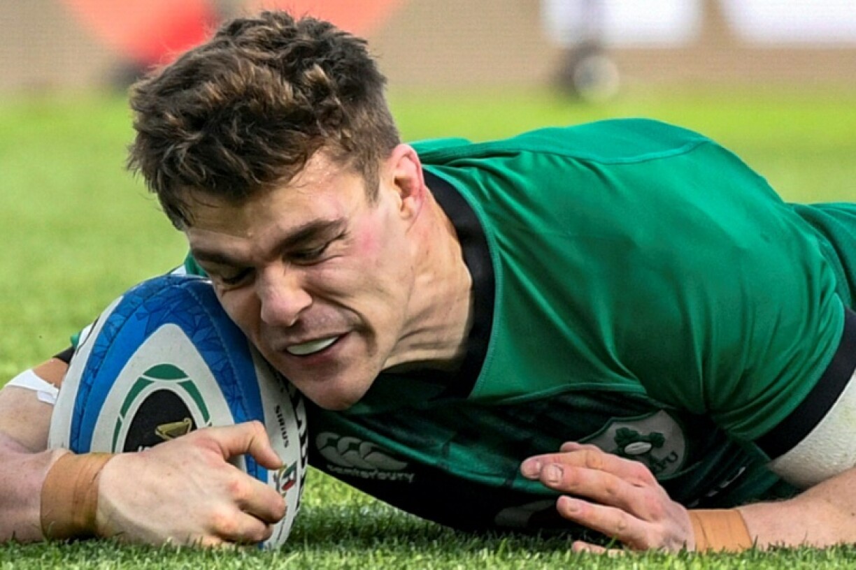 Le centre irlanais Garry Ringrose marque un essai lors du match des Six Nations face à l'Italie, à Rome, le 27 février 2021