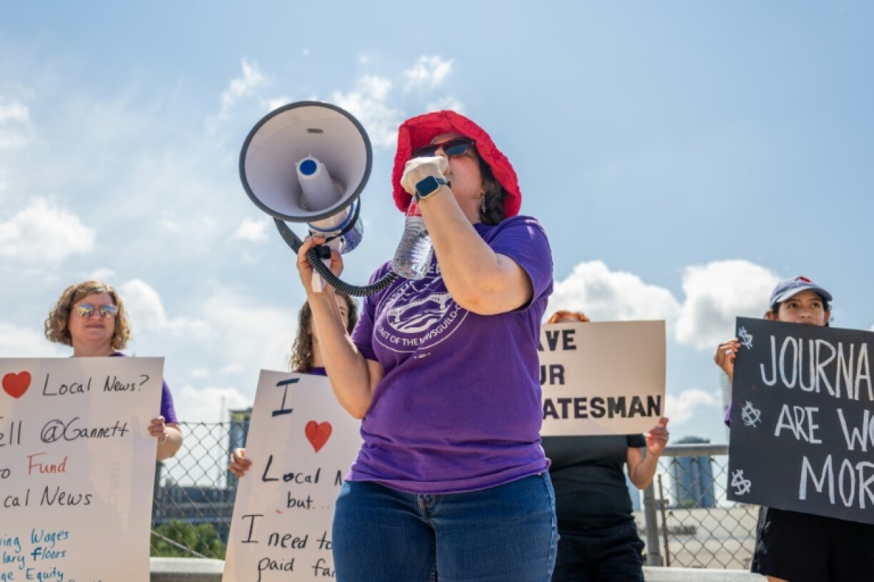 Des journalistes du quotidien Austin American Statesman, propriété du groupe Gannett, manifestent le 5 juin 2023 à Austin (Texas), lors d'une journée nationale de grève pour protester contre les suppressions d'emplois et les réductions budgétaires au sein du groupe