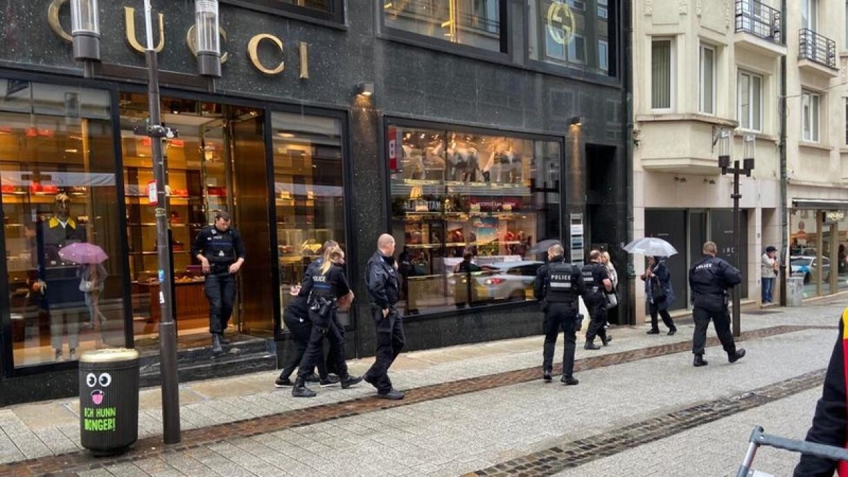 La police photographiée mercredi lors de l'intervention dans la rue Philippe II