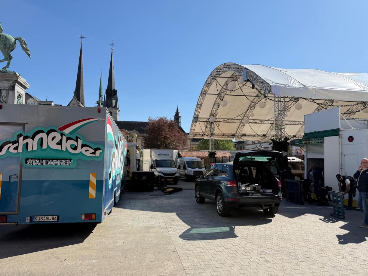 D'Preparatiounen fir de Mäertchen um Knuedler sinn zwee Deeg virun der Ouverture nach op Héichtoure gelaf.