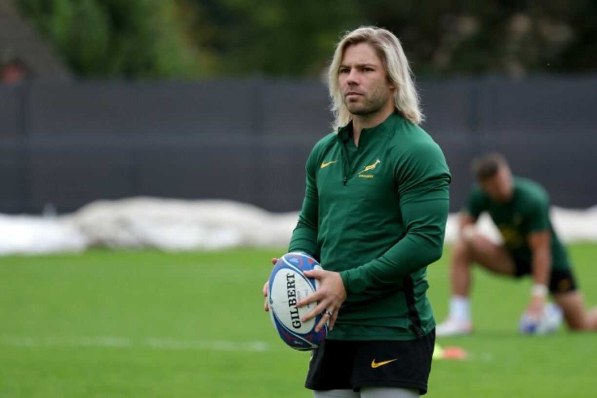 Le demi de mêlée des Springboks Faf de Klerk à l'entraînement le 25 octobre 2023 à Domont près de Paris