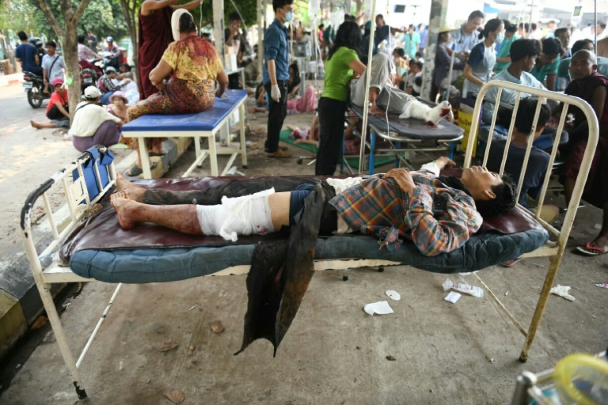 Des victimes sont dépêchées à l'hôpital de Naypyidaw