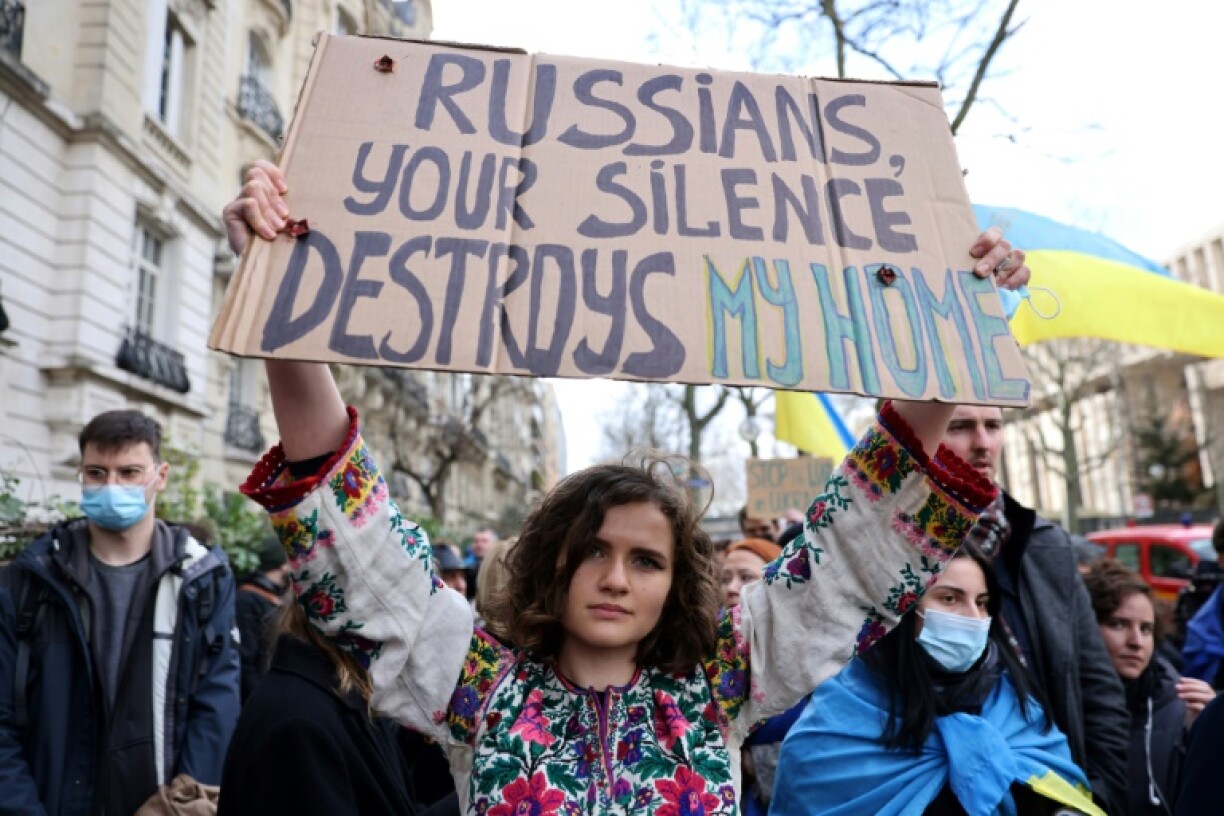 Manifestation devant l'ambassade de Russie à Paris contre l'invasion russe en Ukraine, le 24 février 2022