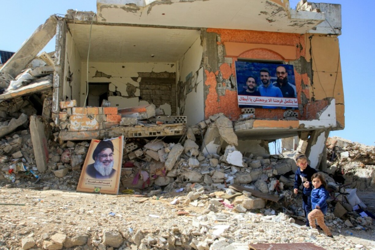 Photo de l'ancien chef du Hezbollah, Hassan Nasrallah, tué dans une frappe israélienne en septembre, à Aïta al-Chaab, un village du sud du Liban proche de la frontière israélienne, le 31 mars 2025