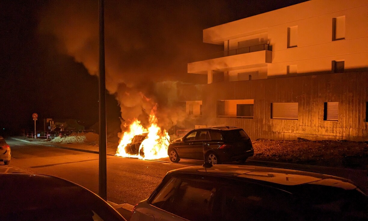 Un premier véhicule a été dévoré par les flammes, qui se sont ensuite étendues à celui garé derrière.