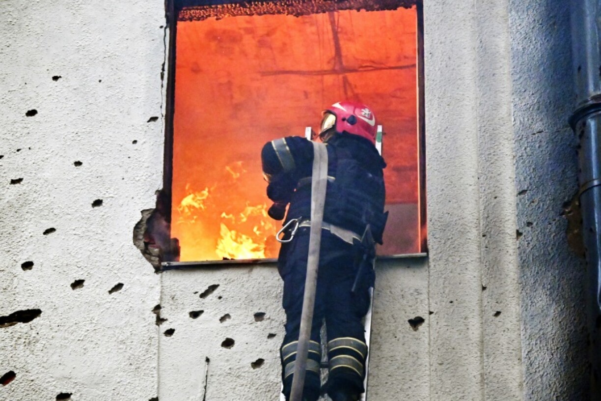 Un pompier combat un incendie à Kharkiv, le 7 juin 2025