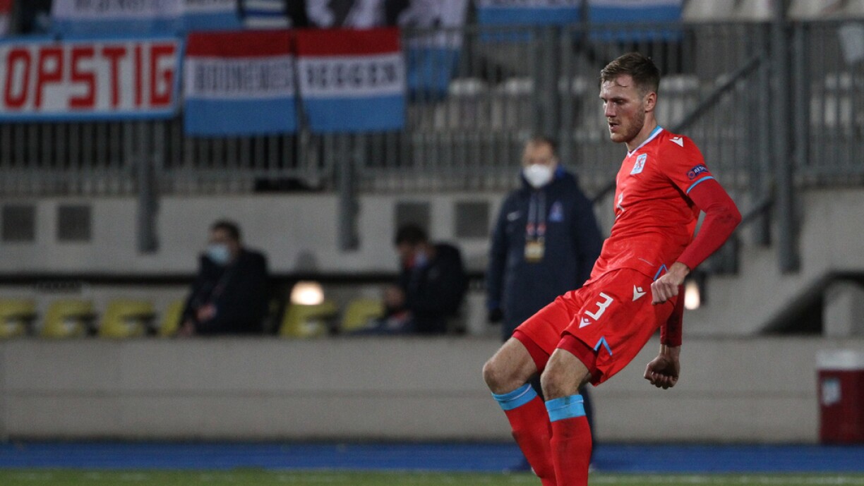 Den Enes Mahmutovic am Asaz fir d'Lëtzebuerger Futtball-Nationalekipp.