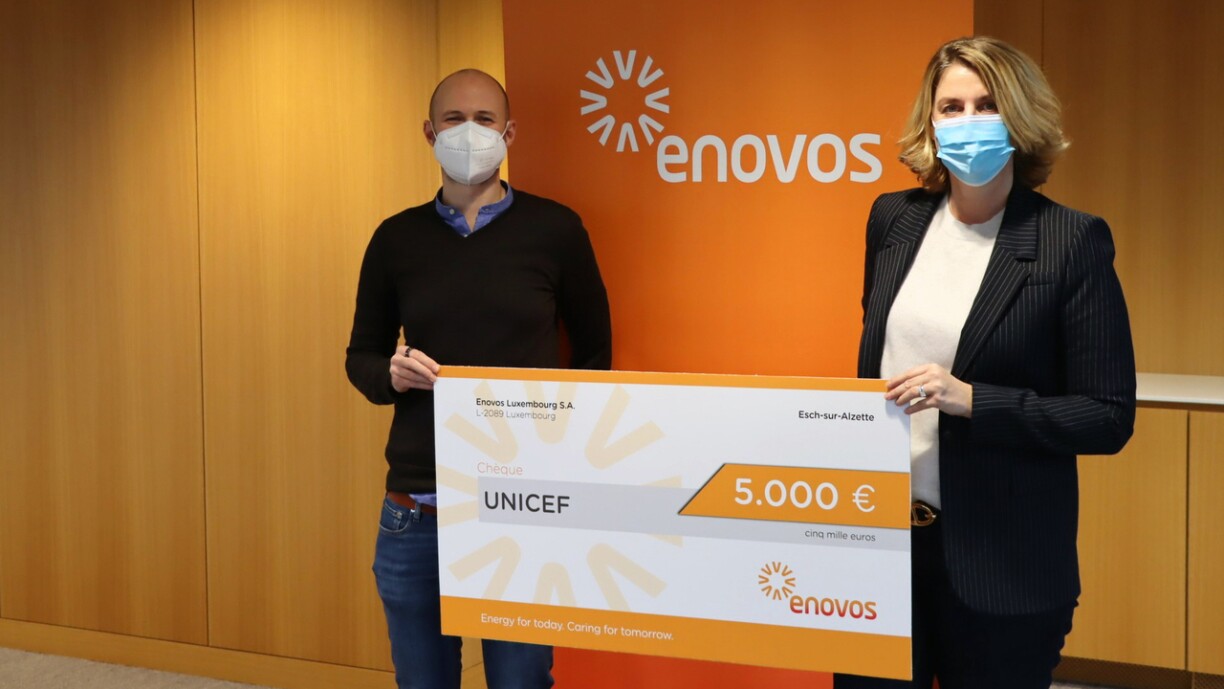 Photo de la remise de chèque par la représentante d’Enovos Danny Bonifas (à droite) à Paul Heber (Unicef Luxembourg)