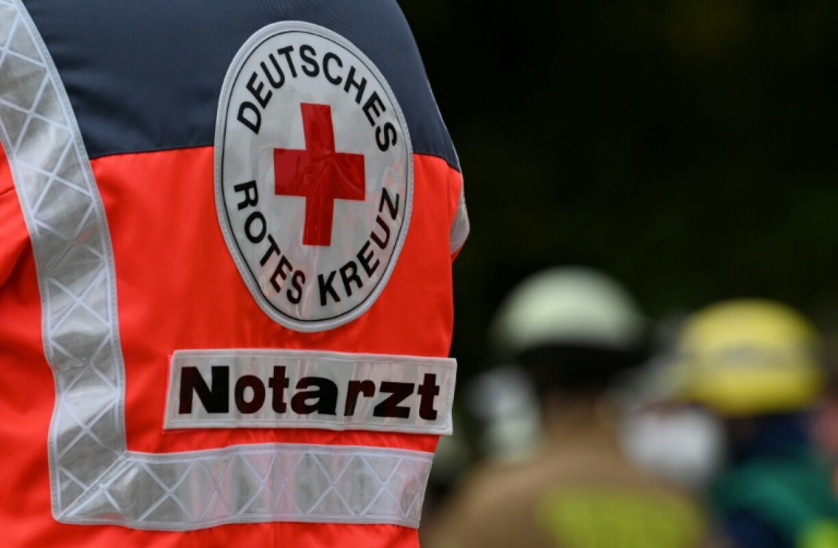 Ein Kind ist in Bayern bei Forstarbeiten von einem umstürzenden Baum erschlagen worden. Es erlag seinen Verletzungen in einem Krankenhaus, wie die Polizei in Rosenheim mitteilte.