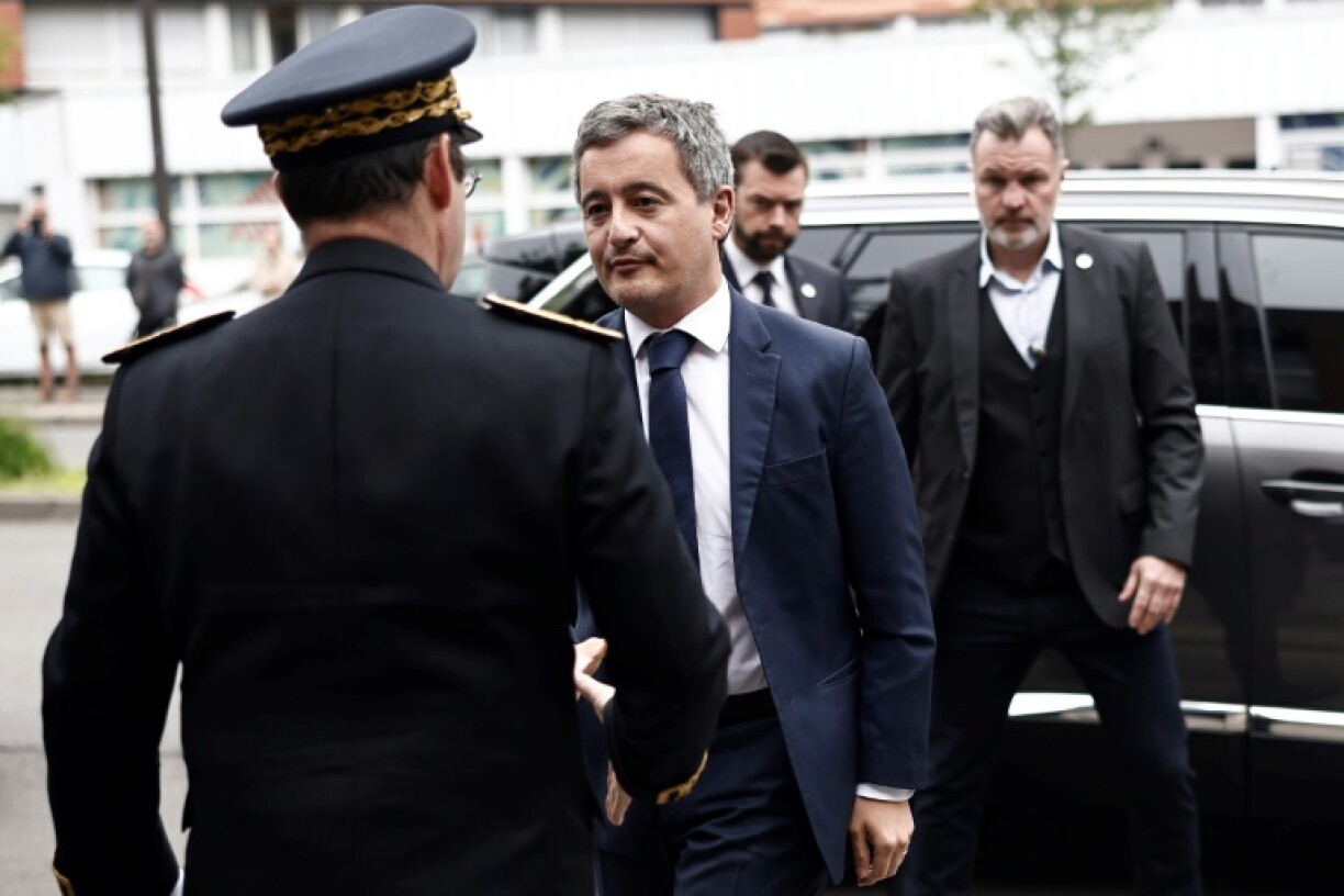 Le ministre de l'Intérieur Gérald Darmanin (c) arrive au commissariat de Roubaix pour rendre hommage aux trois policiers morts la veille dans un accident de la route, le 22 mai 2023 dans le Nord