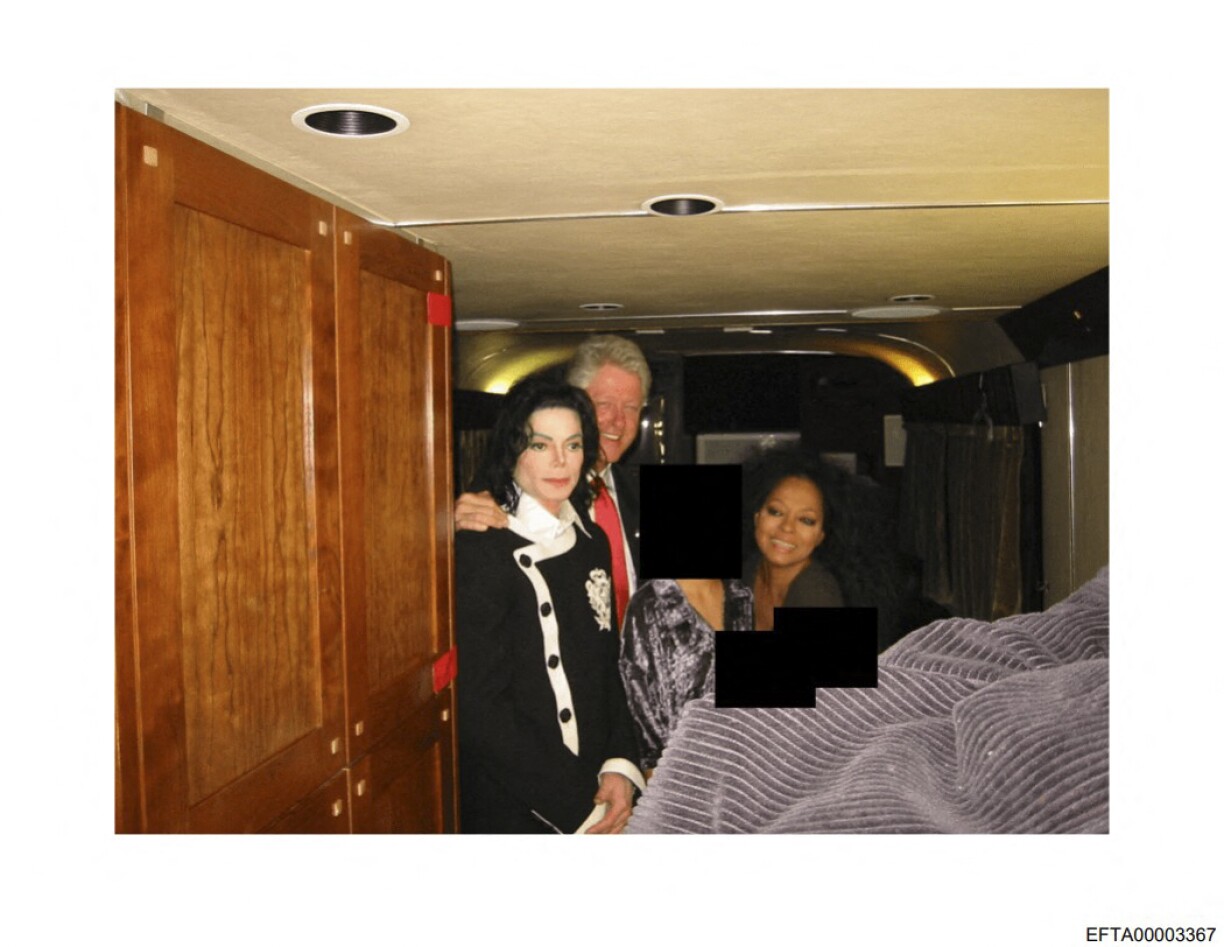 Cette photo fournie par le département de la Justice américain le 19 décembre 2025 montre une photo non datée de l'ancien président américain Bill Clinton (C) avec les chanteurs américains Michael Jackson (L) et Diana Ross dans un lieu non divulgué.