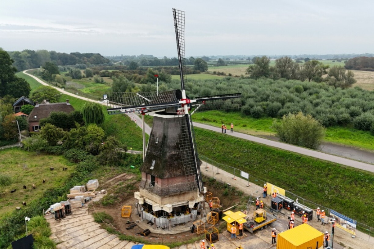 Vue aérienne de l'opération de surélévation du moulin de Waardenburg aux Pays-Bas le 28 août 2026
