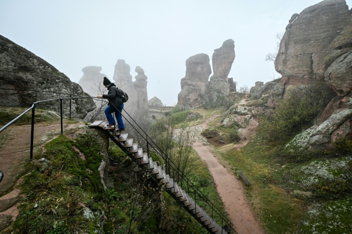 Un touriste visite la forteresse de Belogradchik, le 29 novembre 2022 en Bulgarie