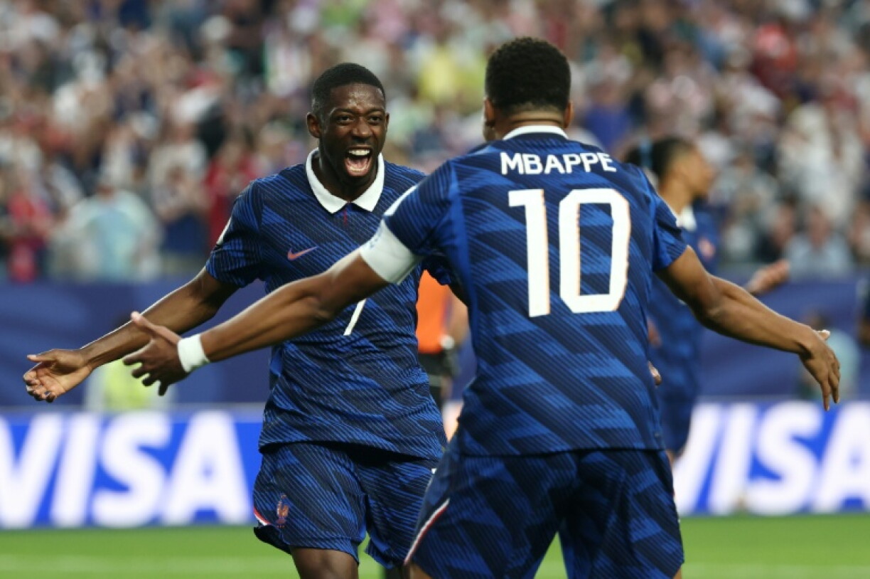 Kylian Mbappe (à droite) célèbre le 2e but de l'équipe de France avec Ousmane Dembélé, lors de la victoire de la France contre l'Irak, le 22 juin 2026 à Philadelphie