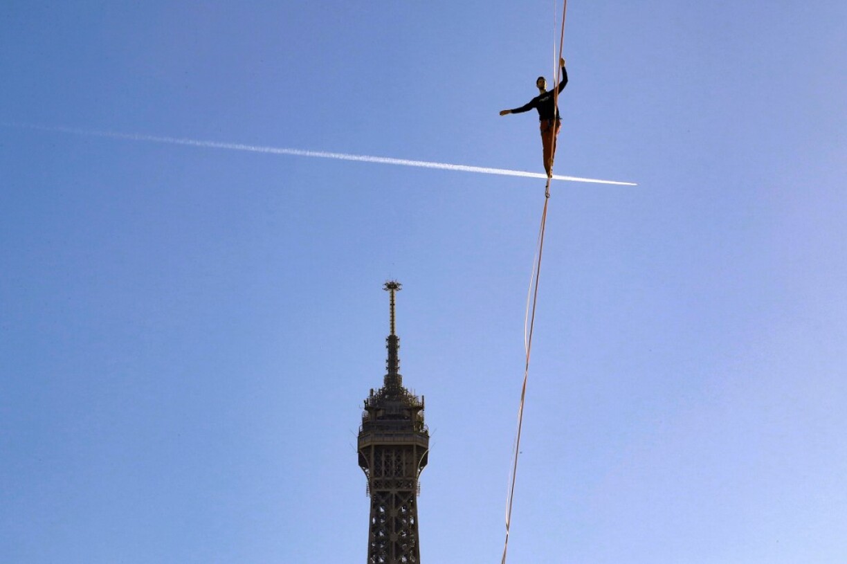 En 2017, il avait relié la Tour Eiffel au Trocadéro sur un fil tendu entre les deux édifices.