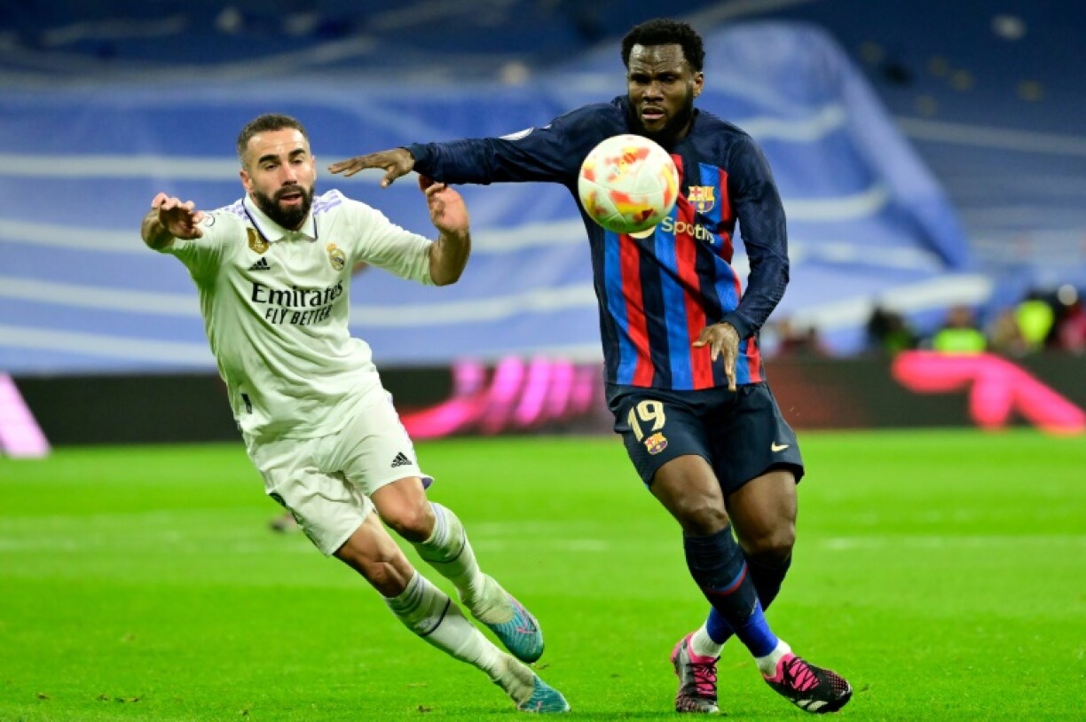 L'attaquant de Barcelone Franck Kessié (d) devant le défenseur du Real Dani Carvajal, le 2 mars 2023 à Madrid
