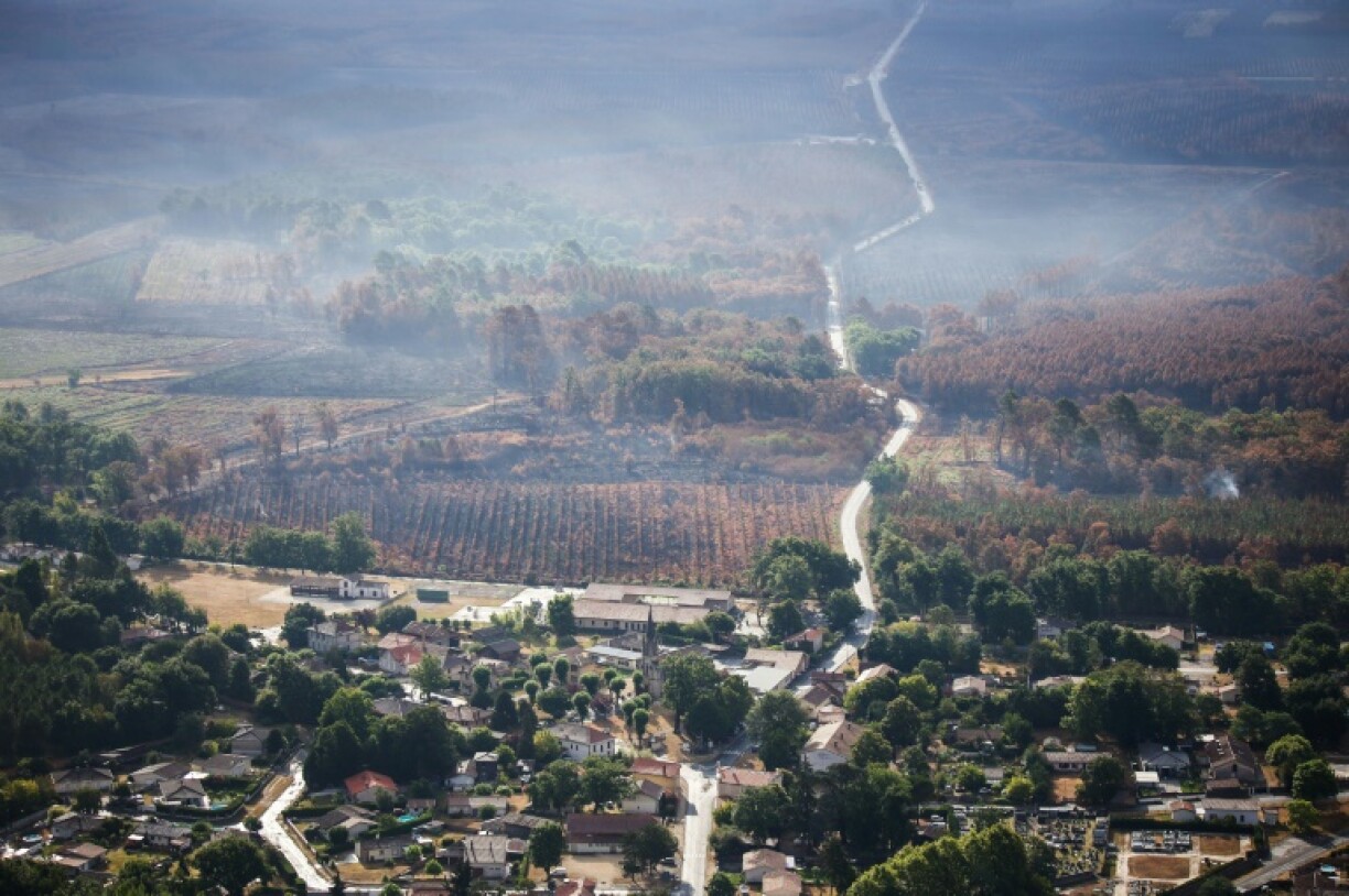 Vue aérienne d'une forêt ravagée par des incendies, le 29 juillet 2022 près de Landiras, en Gironde