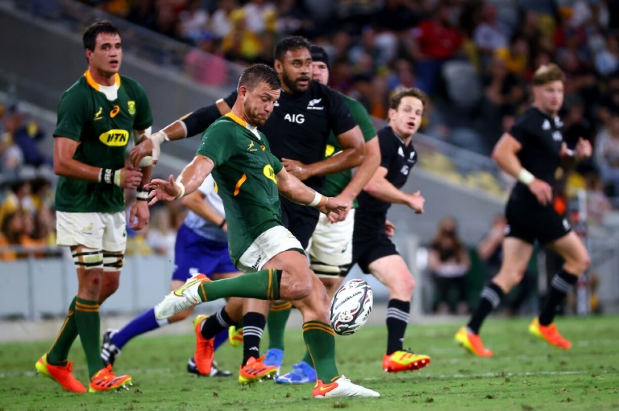 Le Sud-Africain Handre Pollard dégage le ballon contre les All Blacks, le 25 septembre 2021 à Townsville