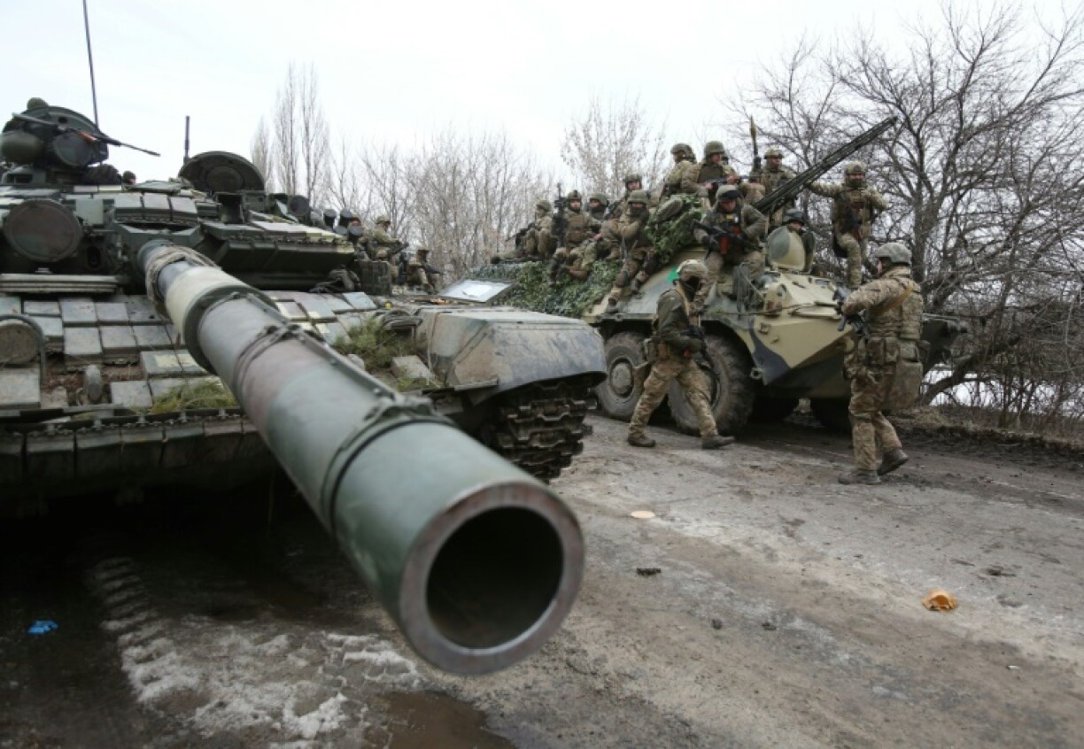 Ukrainian servicemen get ready to repel a Russian attack in Lugansk region
