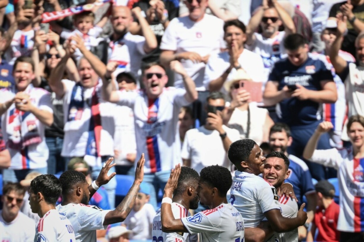 La joie des Lyonnais et les supporters après l'ouverture du score de Roman Yaremchuk face à Auxerre, le 25 avril 2026 à domicile