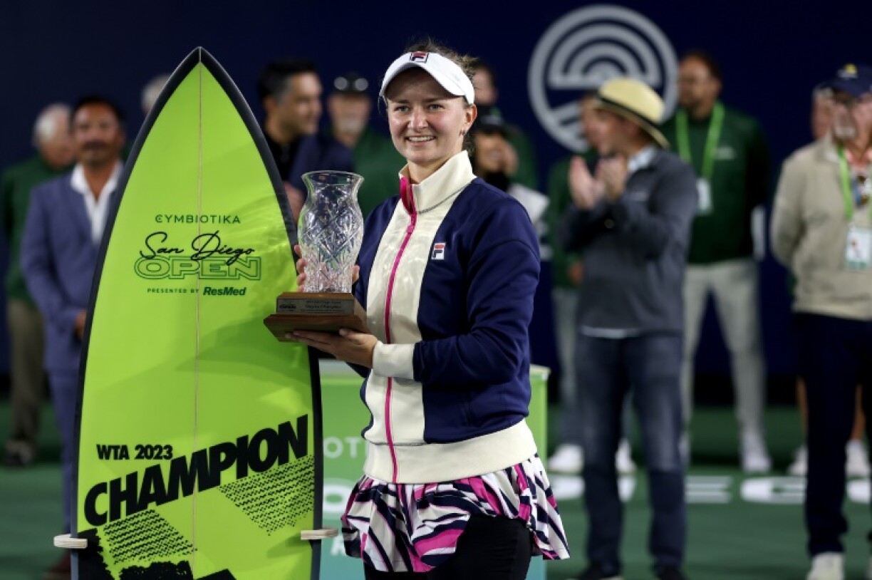 La Tchèque Barbora Krejčíková, trophée et planche de surf à la main, après sa victoire en finale du tournoi WTA 500 de San Diego, le 16 septembre 2023