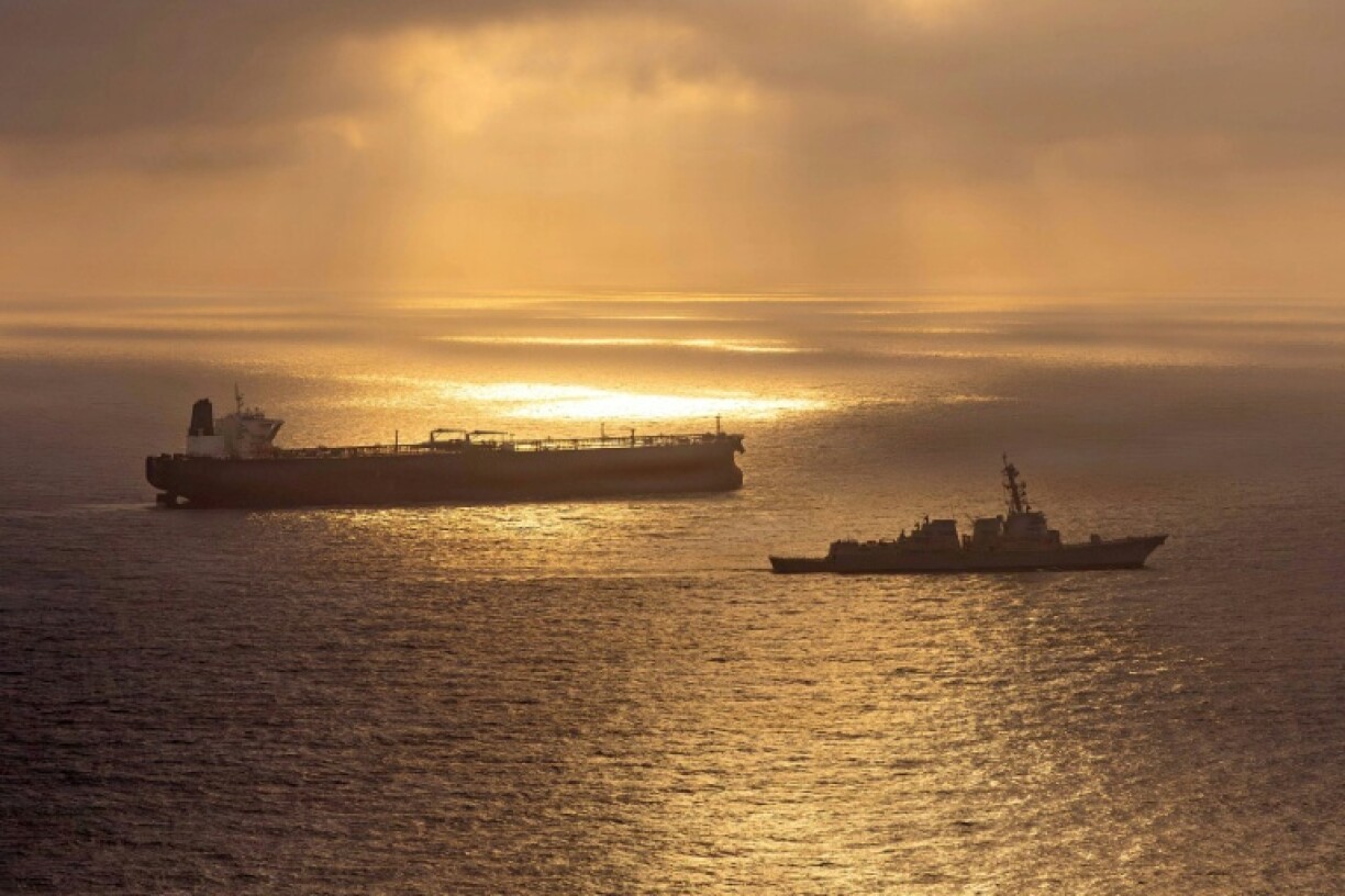 Cette photo diffusée le 8 mai par la Marine américaine montre un destroyer américain bloquant un pétrolier iranien au large de l'Iran, le 24 avril 2026