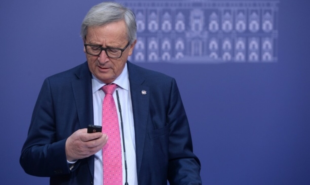 Photo d'archives montrant le président de la Commission européenne Jean-Claude Juncker regardant son téléphone portable pendant une conférence de presse, le 11 janvier 2017 à Malte.