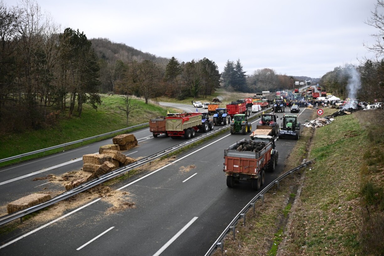 L'autoroute A62 bloquée par les agriculteurs en France le 23 janvier.