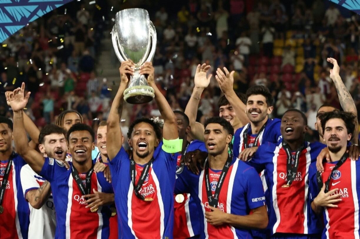 Le capitaine du Paris SG Marquinhos brandit la Supercoupe d'Europe au milieu de ses coéquipiers mercredi à Salzbourg après la victoire contre Aston Villa