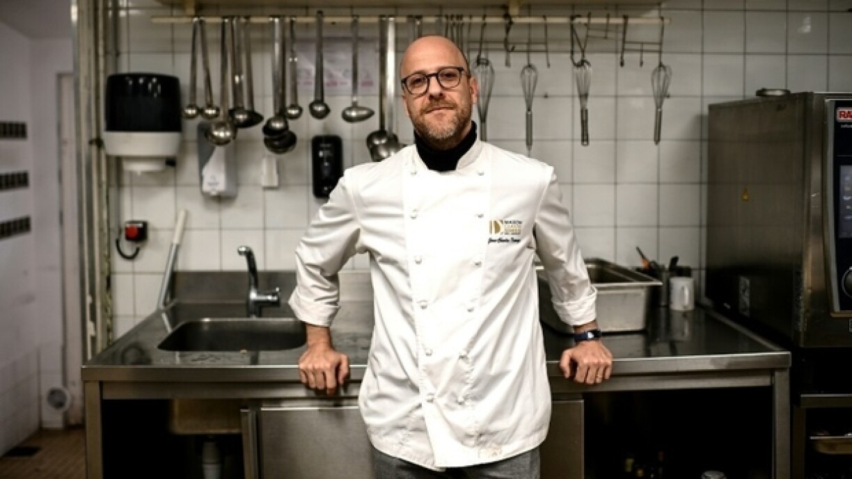 Le chef Jean-Charles Darroze dans son restaurant de la Maison Claude Darroze le 2 avril 2025 à Langon au sud de Bordeaux