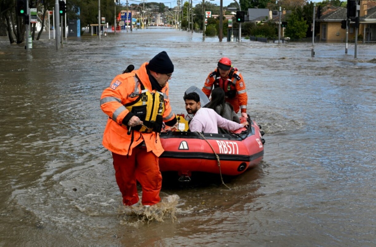 Les secours évacuent des habitants dont le domicile a été inondé à Maribyrnong, une ville de la banlieue de Melbourne, le 14 octobre 2022