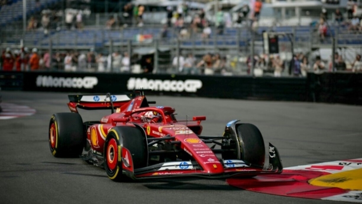 La Ferrari du Monégasque Charles Leclerc lors de la seconde séance d'essais libres sur le circuit exigeant de Monaco, le 24 mai 2024