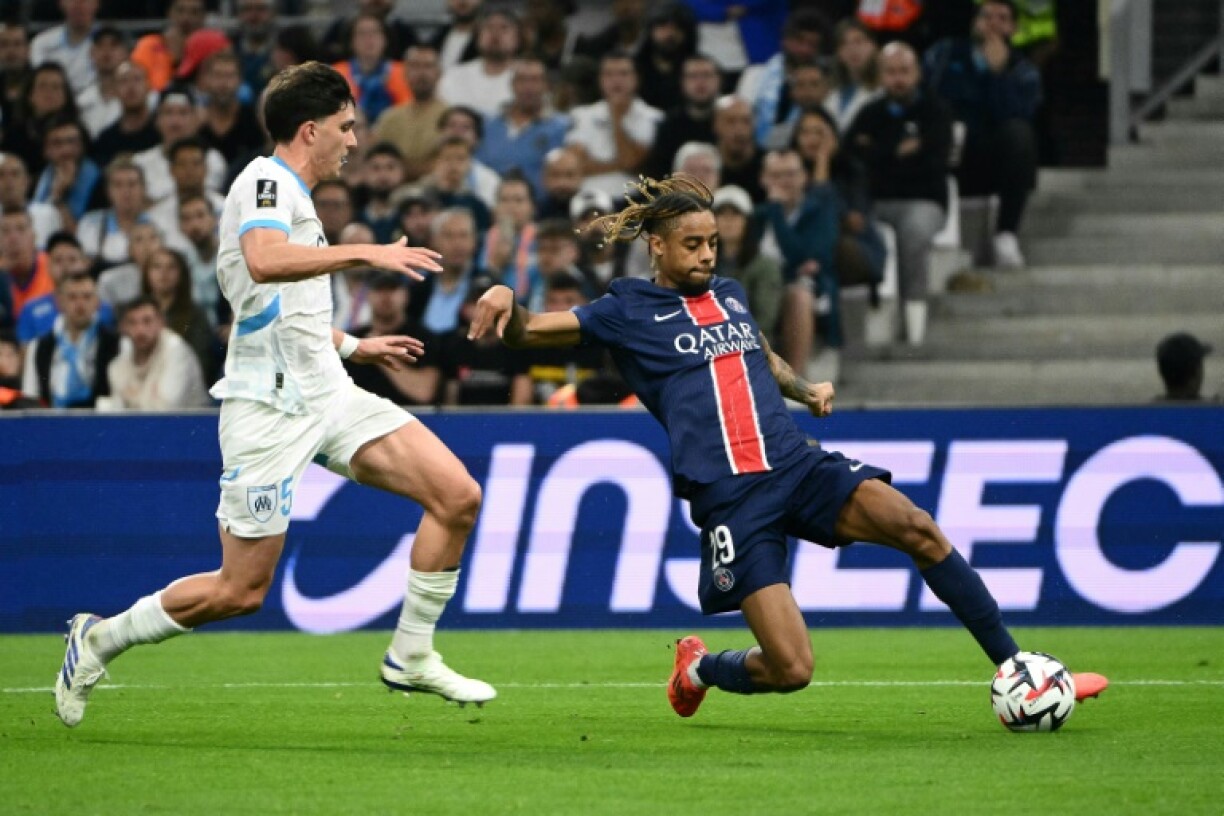 L'attaquant du PSG Bradley Barcola à la lutte avec le défenseur de Marseille Leonardo Balerdi au match aller au stade Vélodrome, le 27 octobre 2024