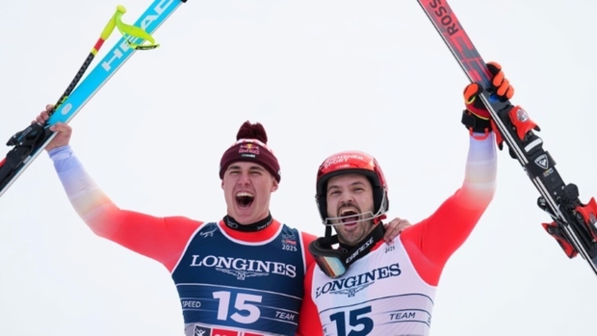 Le Suisse Franjo von Allmen (à gauche) et son compatriote Loïc Meillard célèbrent après être devenus champions du monde de ski combiné lors du tournoi de Saalbach 2025 à Hinterglemm, le 12 février 2025