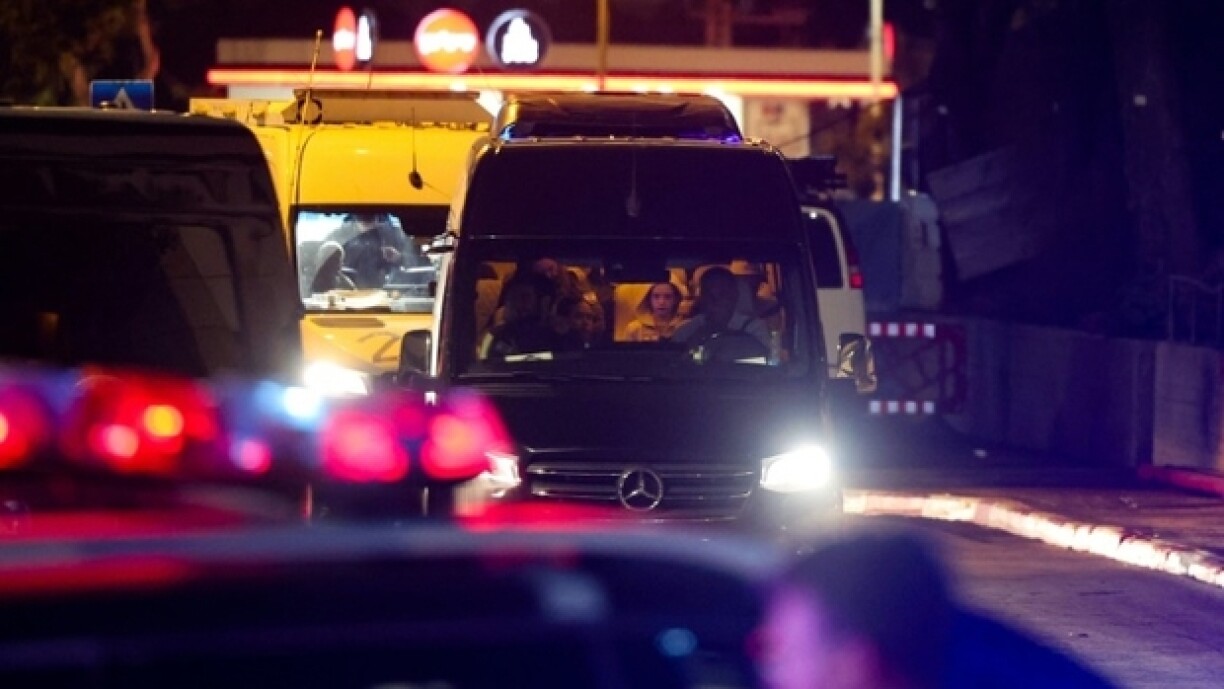 Un convoi transportant des otages libérés par le Hamas arrive au centre médical Sheba de Ramat Gan, en Israël, le 26 novembre 2023