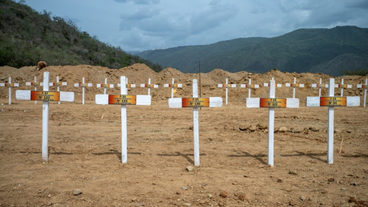 Nach dem verheerenden Doppel-Erdbeben in Venezuela hat sich die Zahl der Todesopfer auf mehr als 3300 erhöht. Mindestens 3342 Menschen seien bei dem Unglück am 24. Juni ums Leben gekommen, teilte die venezolanische Regierung am Sonntag mit.