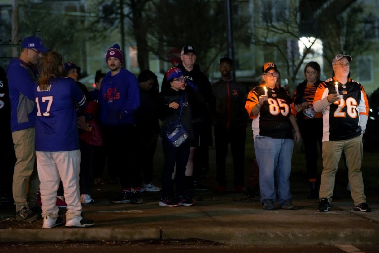 Des fans des Buffalo Bills et des Cincinnati Bengals rassemblés devant l'hôpital de Cincinnati (Ohio) où a été hospitalisé le joueur Damar Hamlin, dans la nuit du 2 au 3 janvier 2023