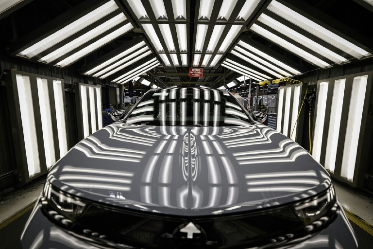 Des voitures en bout de chaîne dans l'usine Stellantis de Poissy (région parisienne) le 15 avril 2026. L'usine cessera la production automobile après 2028.