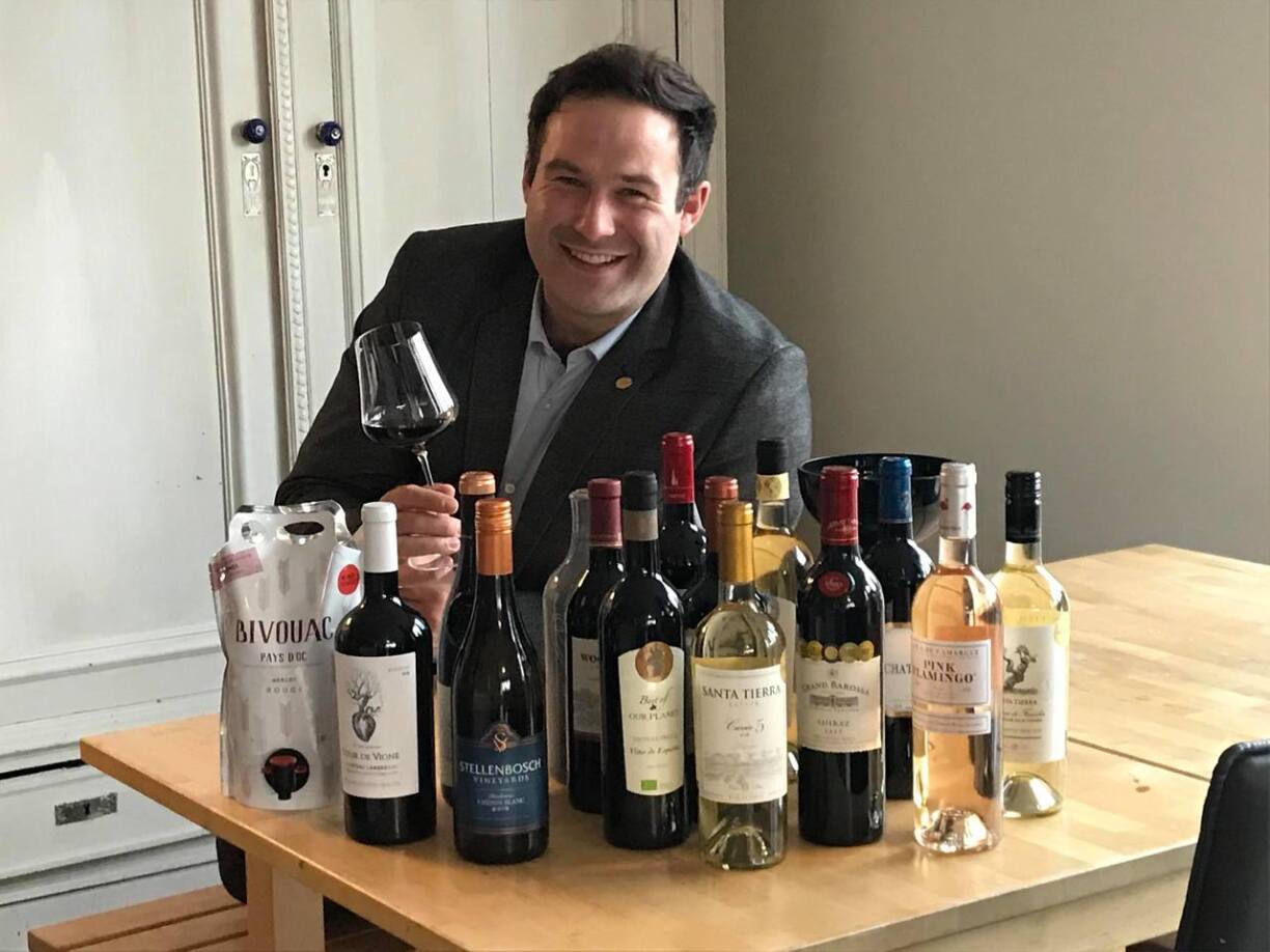 Niels Toase, président de l'Association des Sommeliers de Luxembourg a eu la tâche difficile de déguster 15 vins.