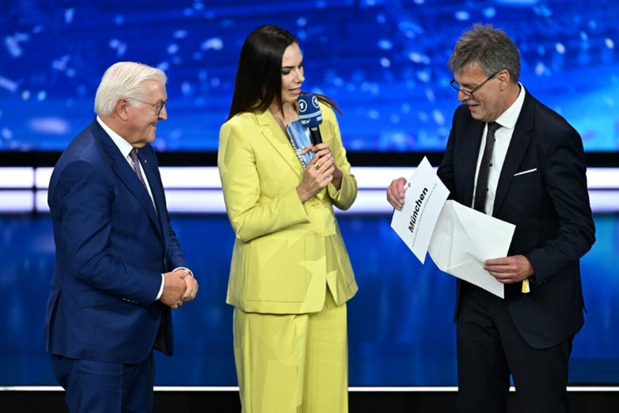 Le président allemand Frank-Walter Steinmeier (à gauche), la présentatrice TV Esther Sedlaczek et le président du Comité olympique allemand Thomas Weikert dévoile le nom de la ville candidate pour les Jeux olympiques 2036, 2040 ou 2044, le 26 septembre 2026 à Baden-Baden