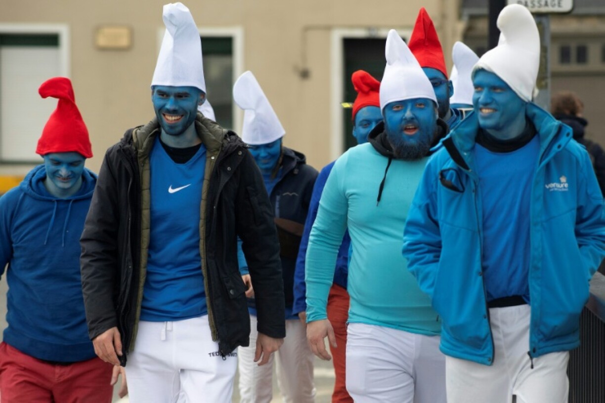 Des hommes grimés en schtroumpfs pour tenter de battre le record mondial du plus grand rassemblement de schtroumpfs à Landerneau dans le Finistère, le 25 mars 2023
