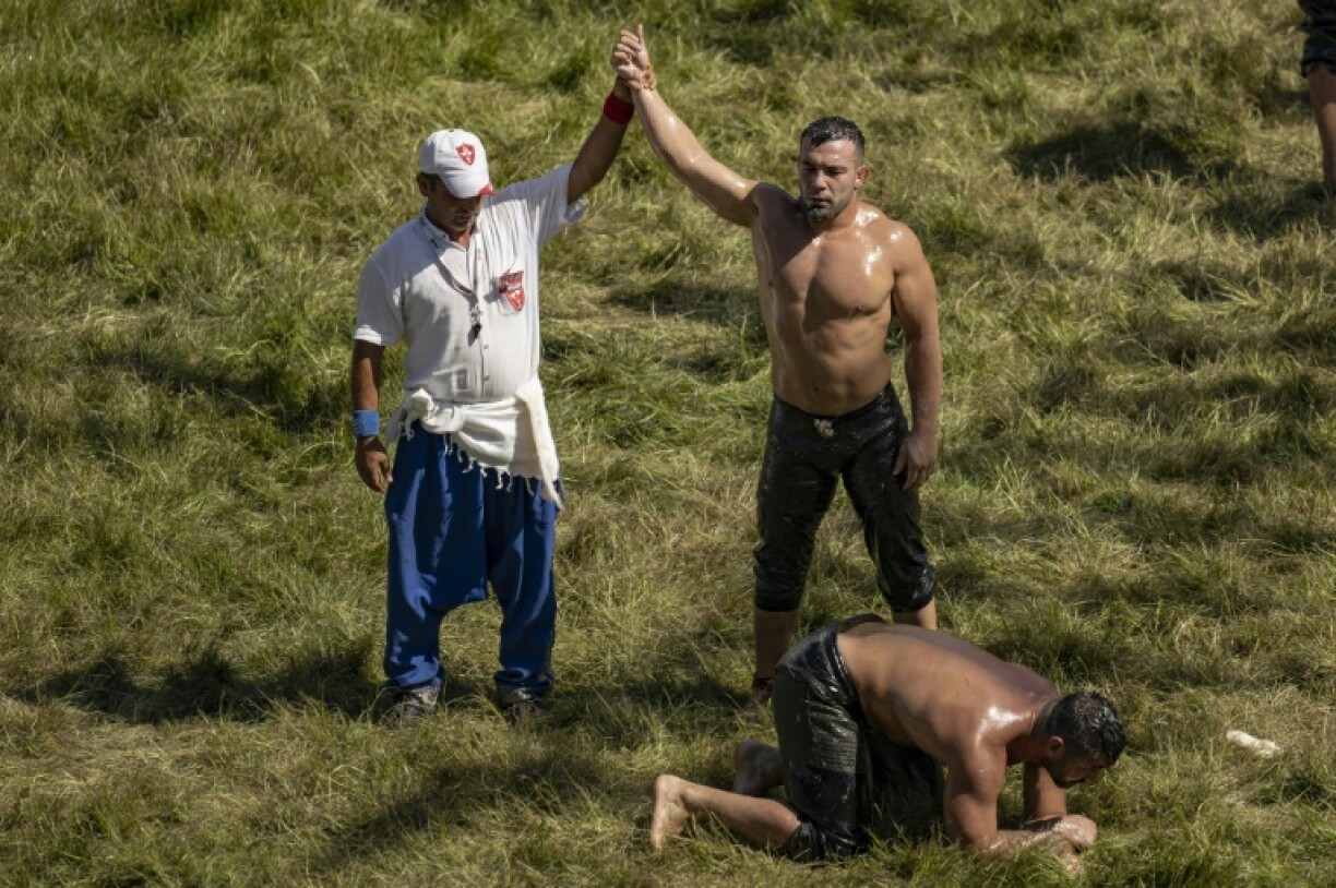 Le lutteur Yusuf Can Zeybek (c) remporte le championnat annuel Kirkpinar à Edirne, dans le nord-ouest de la Turquie, le 6 juillet 2024