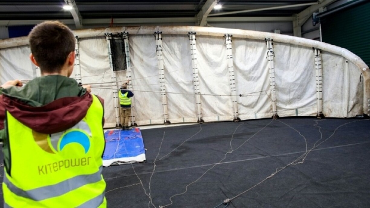 Le pilote Padraic Doherty, assisté par Jacob Hamilton, stagiaire, prépare le lancement d'un cerf-volant qui produit de l'électricité, à Bangor Erris, en Irlande, le 18 juillet 2025