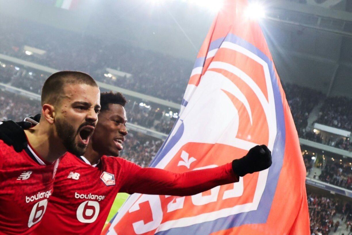 L'attaquant canadien de Lille Jonathan David (c.) célèbre l'ouverture du score avec le milieu offensif kosovar de Lille Edon Zhegrova (g.) lors du match de Ligue des champions contre la Juventus Turin, à Villeneuve d'Ascq, le 5 novembre 2024