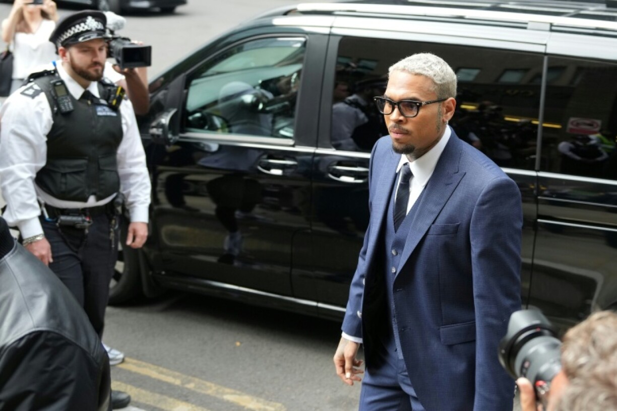 Le chanteur américain Chris Brown arrive au tribunal de Southwark à Londres, le 20 juin 2025